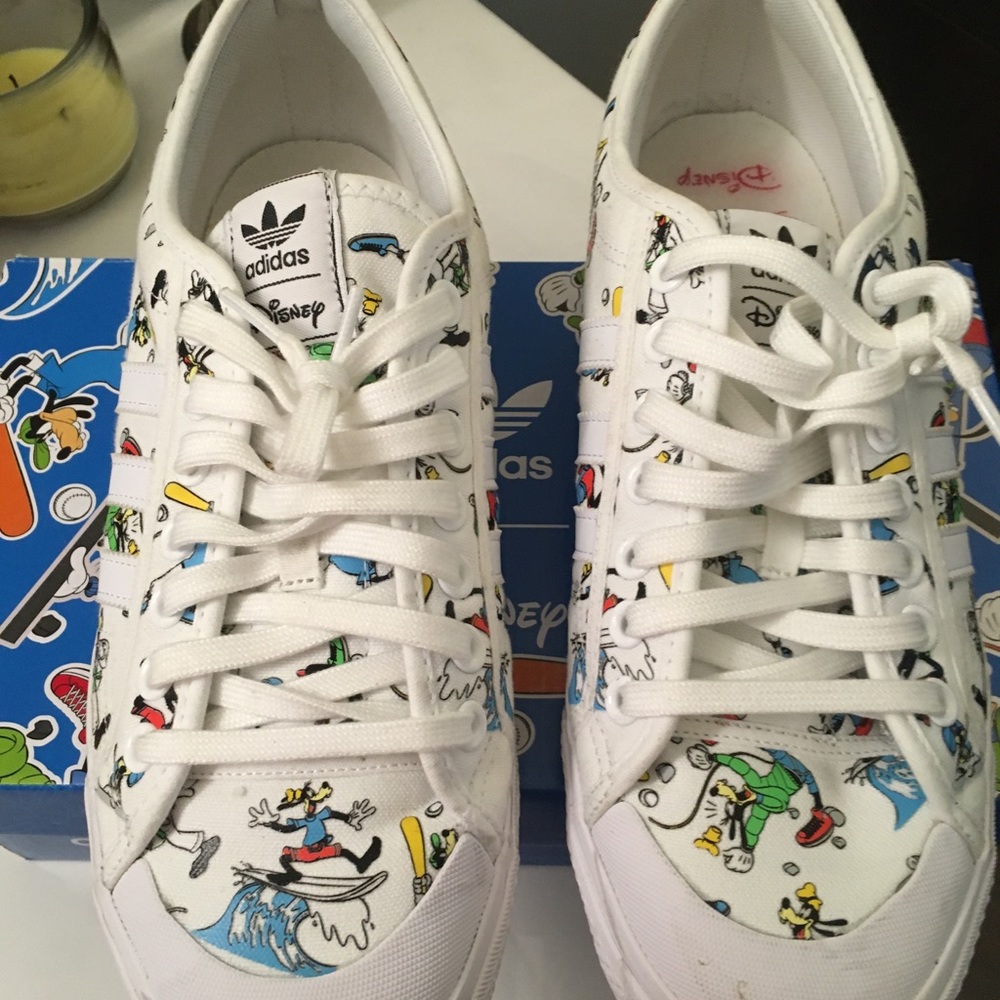 Men’s size 11 1/2 Looney tunes Adidas shoes.